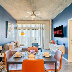 Striking 2bd - Cdt- Gym, Pool, Parking - Sleep8 Phoenix